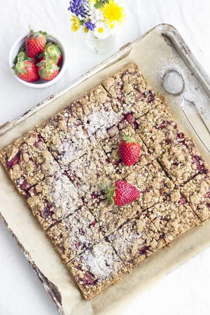 Top view of strawberry crumble slices on a baking tray — Stock Photo