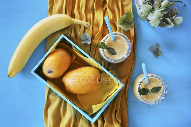 Batido de naranja y plátano - foto de stock