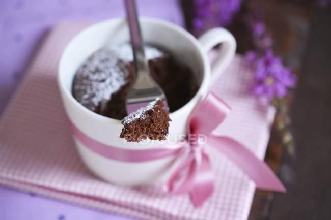 Десерт Брауні в чашці — стокове фото