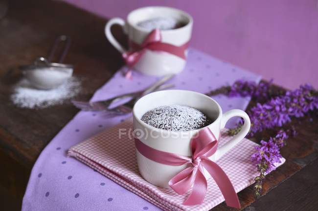 Sobremesa Brownie em duas xícaras — Fotografia de Stock