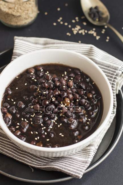 Sopa de grão de bico preto com sementes de gergelim — Fotografia de Stock