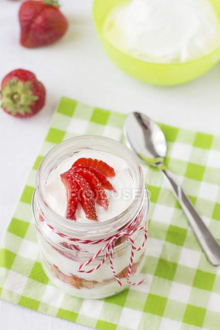 Erdbeer-Sahne-Dessert — Stockfoto