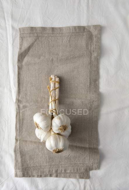 Bouquet de bulbes d'ail sur — Photo de stock