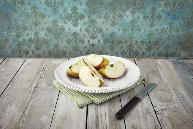 Свіже нарізане яблуко на тарілці — стокове фото