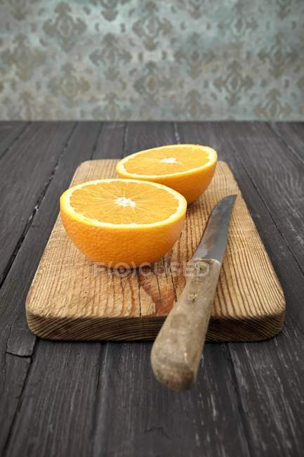 Naranja fresca a la mitad - foto de stock