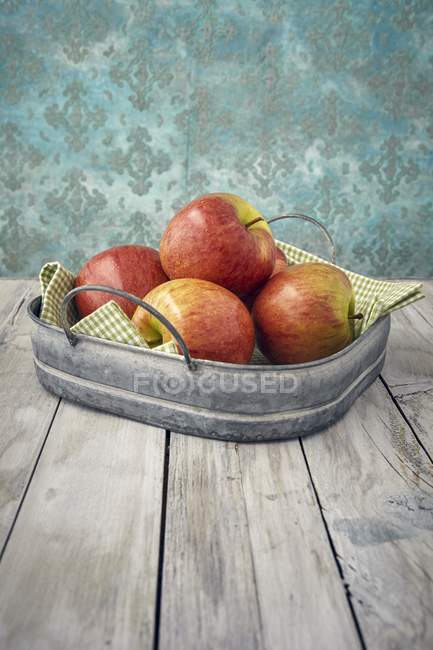 Manzanas frescas en bandeja - foto de stock
