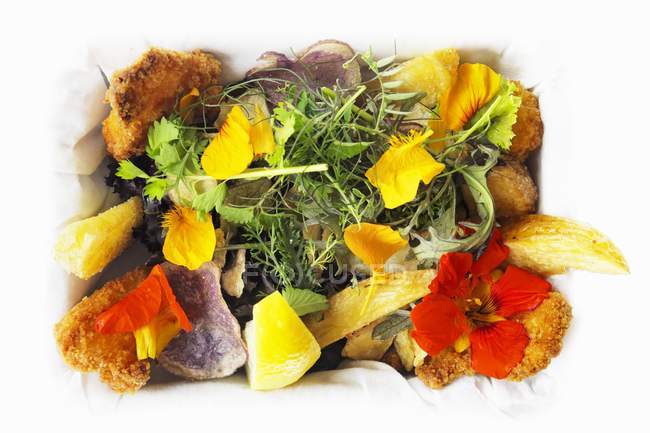Fish and chips con insalata di fiori — Foto stock