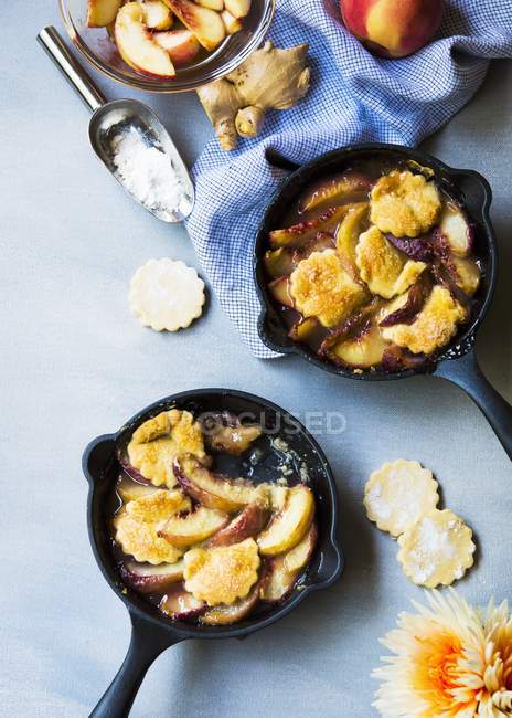 Персиковый сапожник в сковородках — стоковое фото