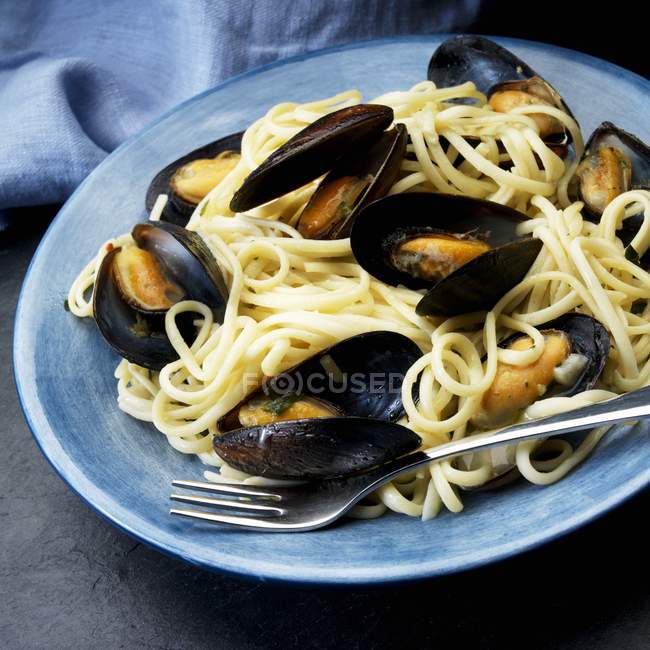 Спагетти с мидиями — стоковое фото