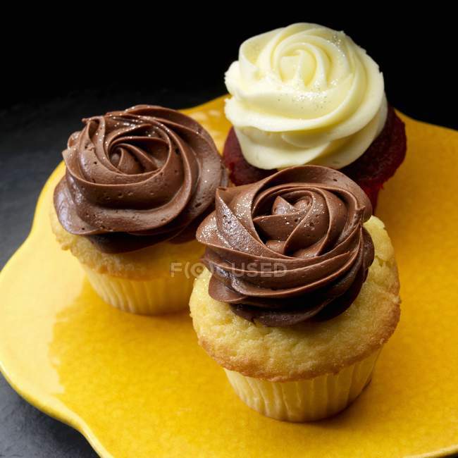 Cupcakes com chocolate escuro e branco — Fotografia de Stock
