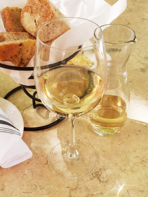Стакан и кувшин вина — стоковое фото