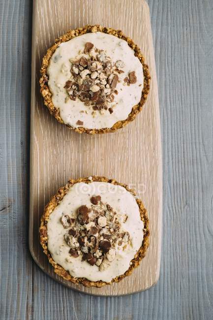 Biscuit tarts with milk — Stock Photo