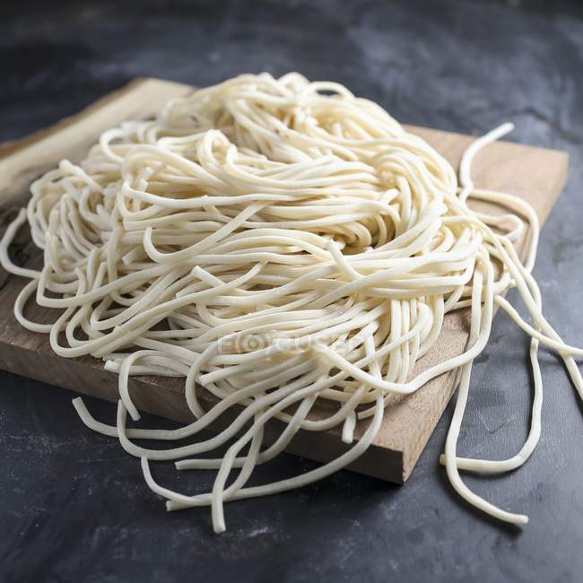 Pastas frescas crudas de espagueti sin cocer - foto de stock