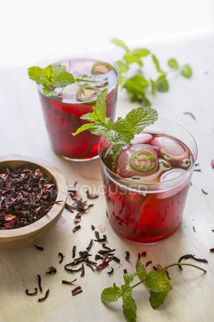 Hibiscus cocktails with mint — Stock Photo