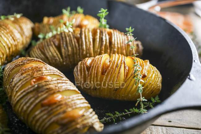 Hasselback potatoes in frying pan — Stock Photo