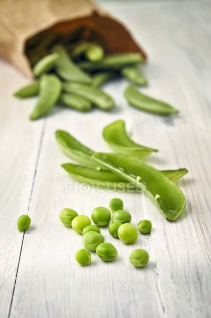 Ervilhas verdes frescas com vagens — Fotografia de Stock