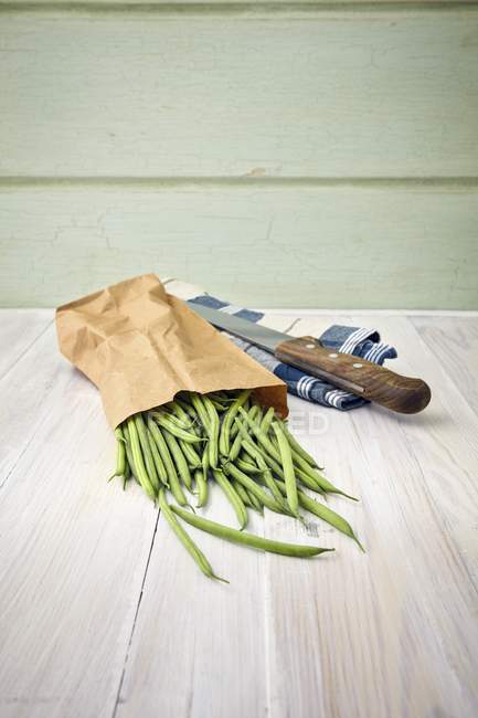 Feijão verde em saco de papel — Fotografia de Stock