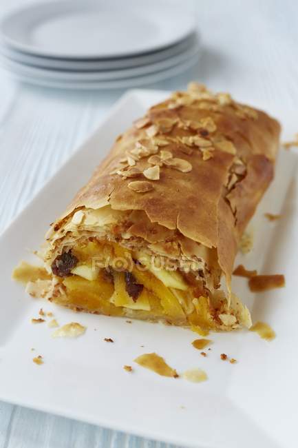 Apricot strudel with almonds — Stock Photo