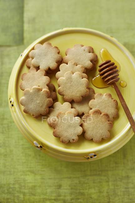 Flower-shaped honey biscuits — Stock Photo