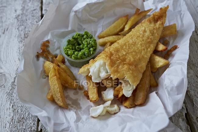 Peixes e batatas fritas com ervilhas — Fotografia de Stock