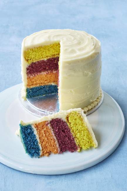 Gâteau surprise sur assiette — Photo de stock