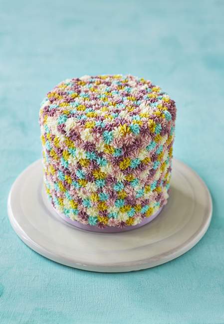 Pastel cake with sugar flowers — Stock Photo