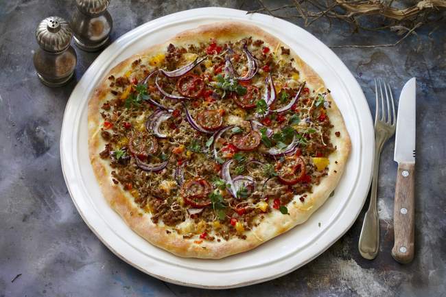 Pizza con carne macinata — Foto stock