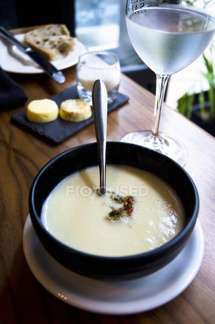 Cauliflower soup with aubergine — Stock Photo