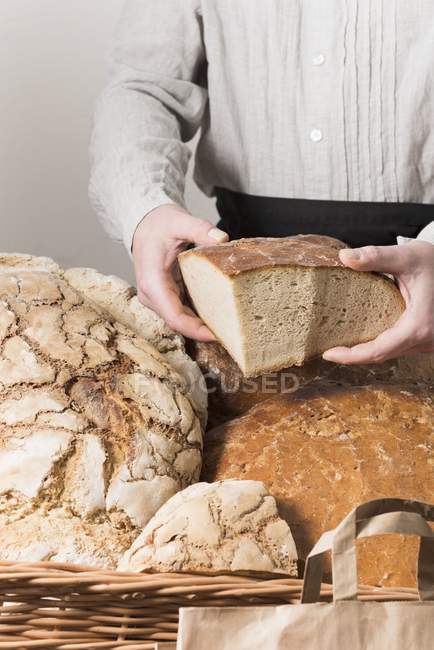 Vendedor de pan en el mercado - foto de stock