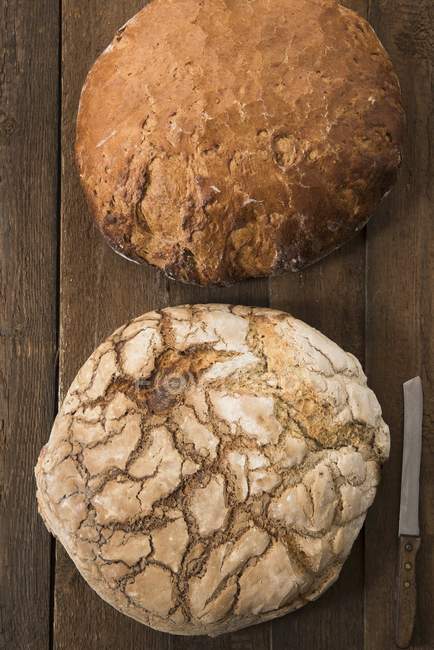 Deux grands pains de pain — Photo de stock