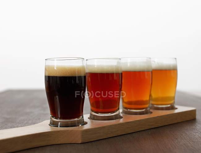 Birra in assortimento di bicchieri — Foto stock