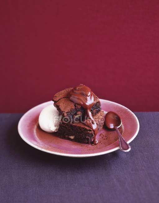 Brownies with chocolate and ice cream — Stock Photo