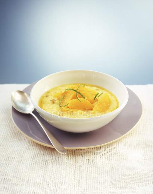 Zitronenpudding mit Orangenfilets — Stockfoto