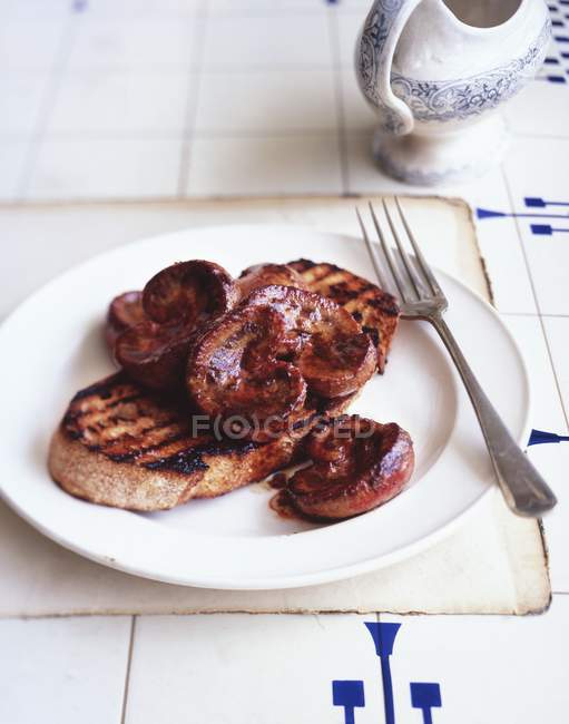 Toasted bread with kidneys — Stock Photo
