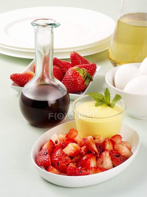 Closeup view of strawberries with zabaglione and mint leaves — Stock Photo