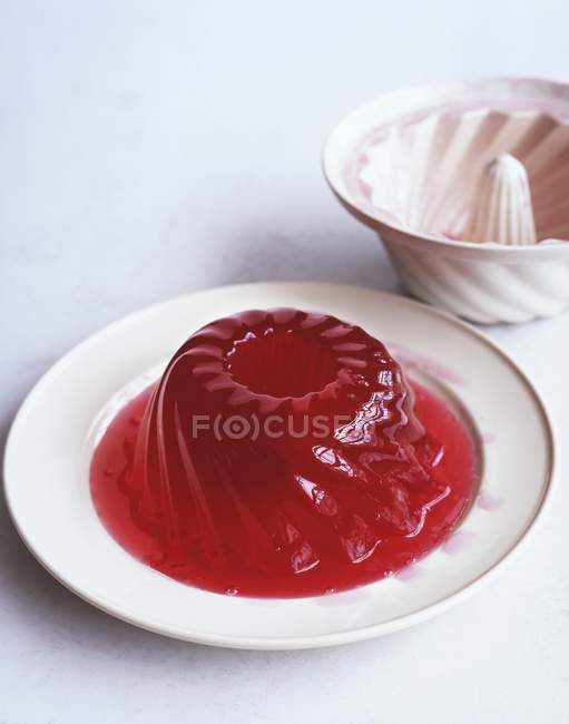 Porzione di gelatina rossa a forma di torta — Foto stock