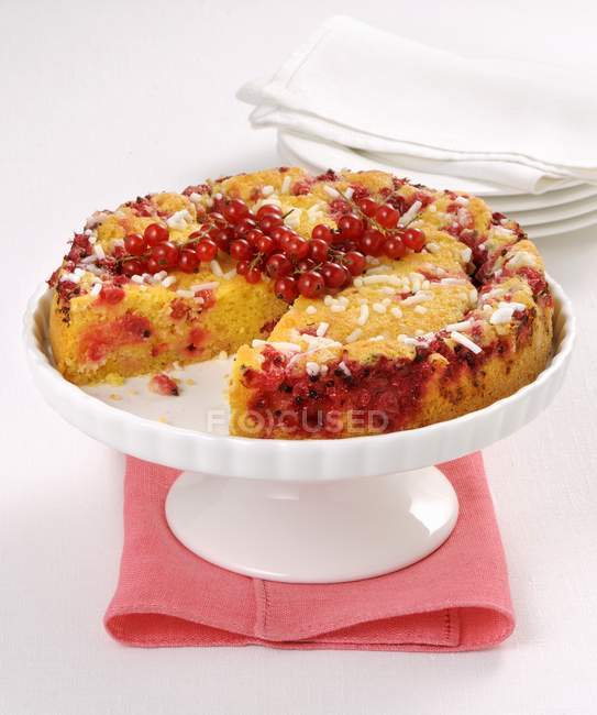 Vista de primer plano de Focaccia dulce con grosellas rojas - foto de stock