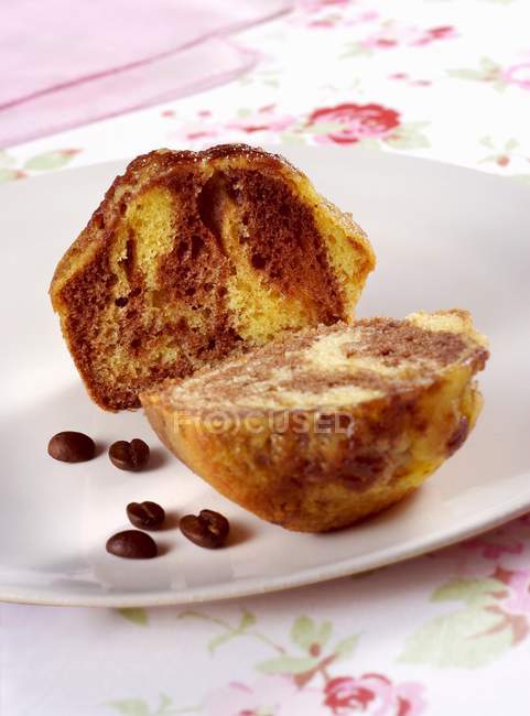 Muffin de café cortado por la mitad - foto de stock