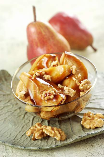 Caramelised pears with walnuts — Stock Photo