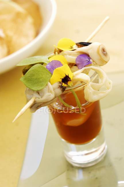 Closeup view of Vermouth with clam kebab and flower petals — Stock Photo