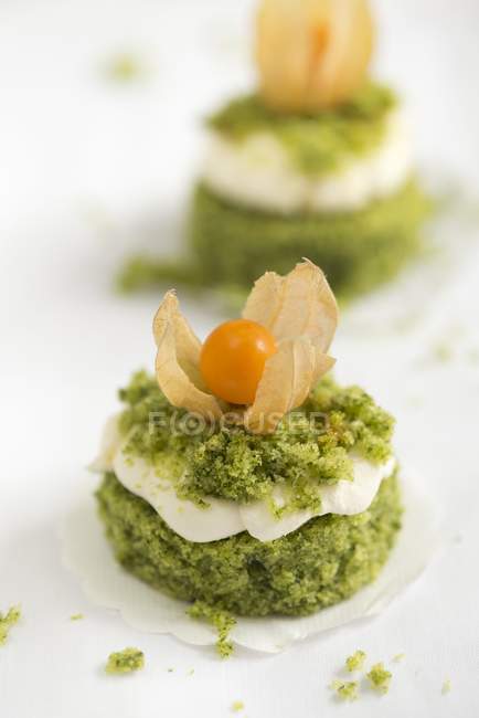 Sweet spinach cakes with cream — Stock Photo