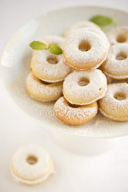 Donuts polvilhados com açúcar de confeiteiro — Fotografia de Stock