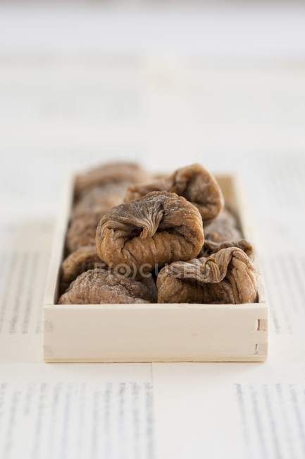 Сушеные инжиры в деревянной коробке — стоковое фото