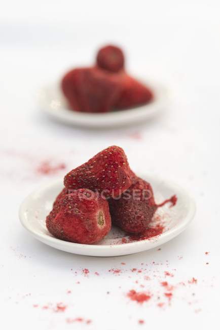 Gefriergetrocknete Erdbeeren auf Tellern — Stockfoto