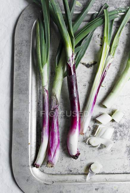 Spring onions on tray — Stock Photo