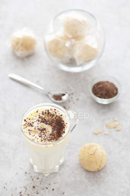 Primo piano vista di cioccolato bianco con biscotti Amaretti — Foto stock