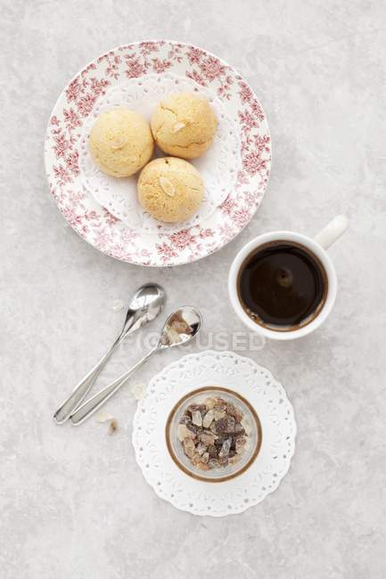 Vue du dessus des biscuits Amaretti italiens avec café — Photo de stock