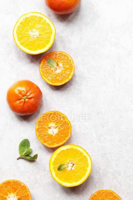 Вдвое сократили апельсины и клементины — стоковое фото