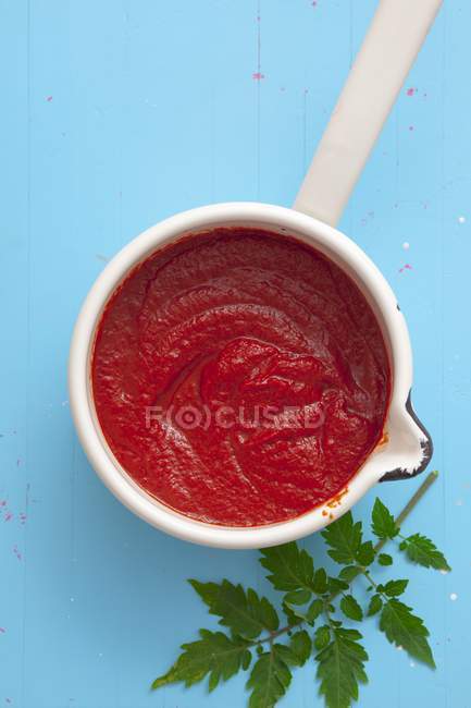 Sauce tomate dans une casserole — Photo de stock