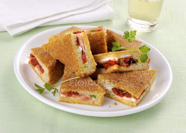 Sandwiches fritos con tomates - foto de stock